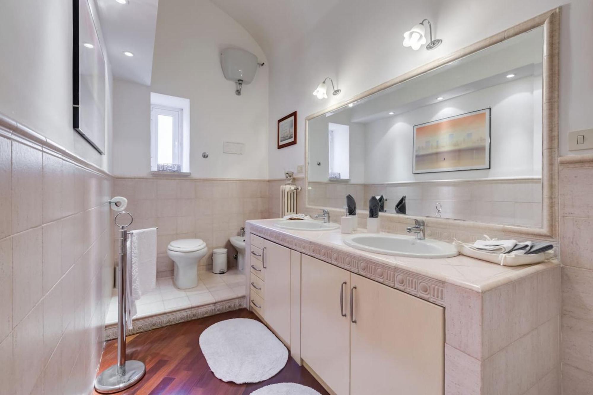 Modern In With Balcony And View Apartment *